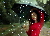 Frau mit Rotem Kleid verschwommen im Regen mit Regenschirm Frau mit Rotem Kleid verschwommen im Regen mit Regenschirm